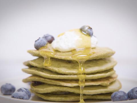 American pancakes met matcha en blauwe bessen