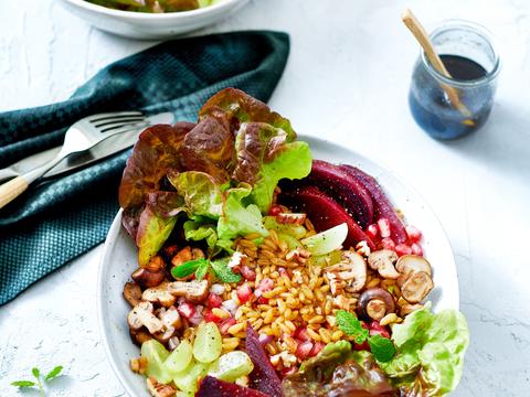 Geroosterde rode bieten met kamut en granaatappeldressing