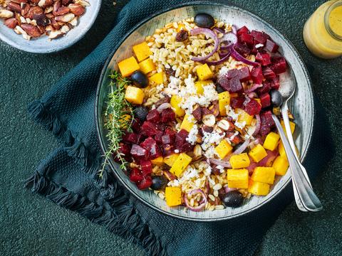 Warme gerst met pompoen, rode biet en sinaasappeldressing