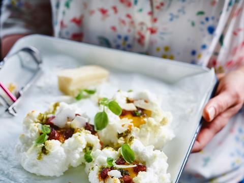 Eiwolkjes met basilicum-pistachepesto en krokante chorizo