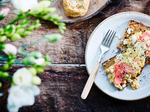 Toast roerei met gepekelde radijsjes