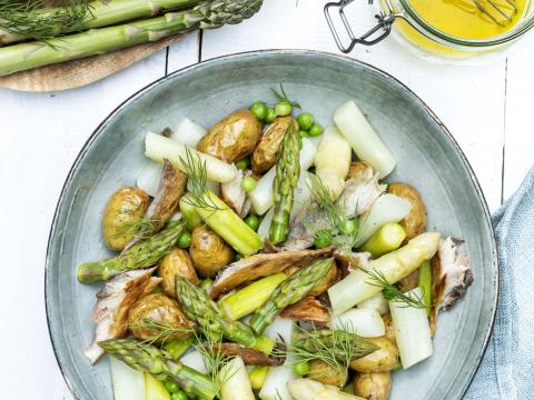 Aardappelsalade met asperges en gerookte makreel