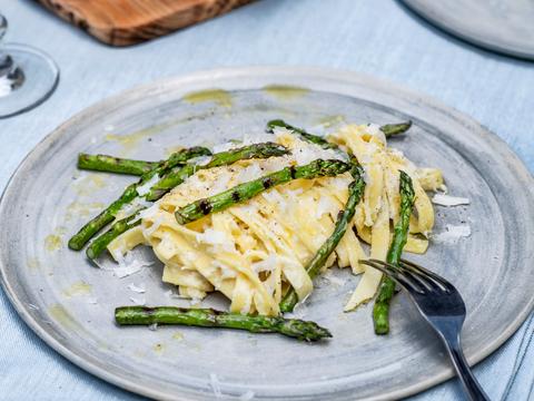 Pasta met aspergepesto en gegrilde groene mini-asperges