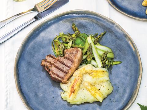 Fijne aspergepuree met lamskoteletjes en aspergesalade