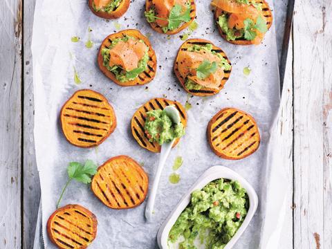 Bruschetta van zoete aardappel met guacamole en gerookte zalm