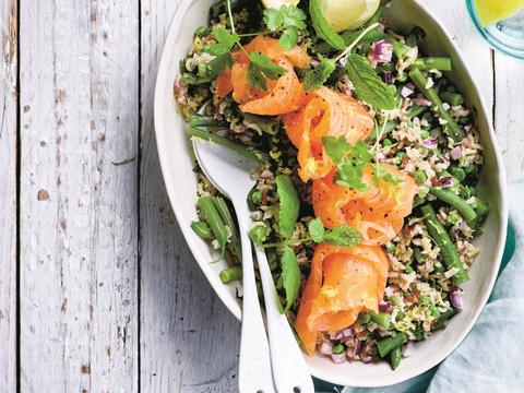 Rijstsalade met verse kruiden en gerookte zalm