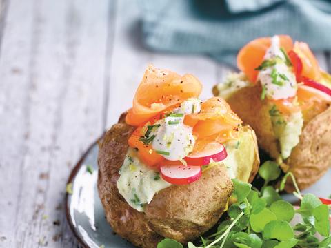 Aardappel gevuld met gerookte zalm en zure room