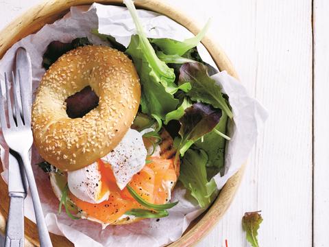 Bagels met roomkaas, gerookte zalm en een gepocheerd eitje