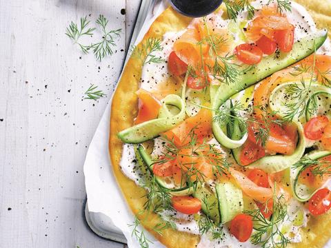 Noorse pizza met gerookte zalm, komkommer en dille