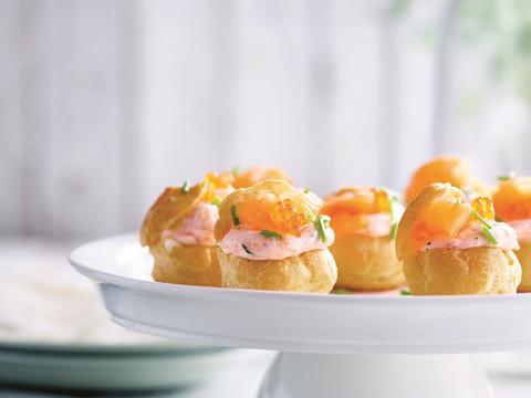 Soesjes gevuld met zalmmousse, waterkers en dille