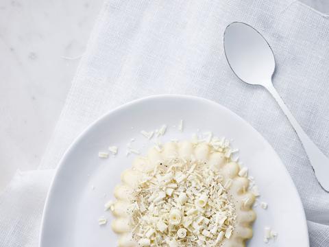 Panna cotta-taartjes met kokos en witte chocolade
