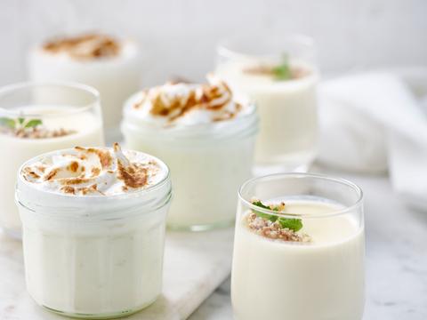 Honing-panna cotta met gebrande meringue