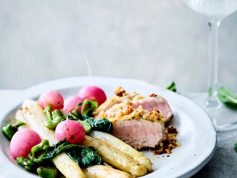 Kalfsvlees met amandel-kruidenkorst en asperges
