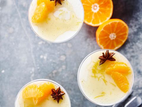 Slanke panna cotta met mandarijnensiroop en steranijs
