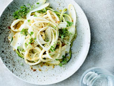 Courgettepasta met calamares en asperges