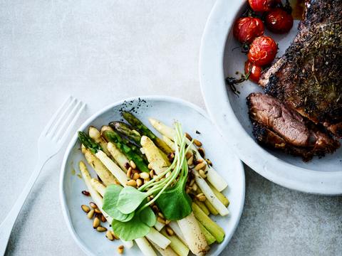 Lamsbout met gestoofde asperges en tomaatjes