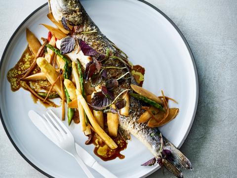 Wok van asperges met gegrilde zeebaars