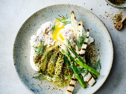 Cilbir met gegrilde asperges