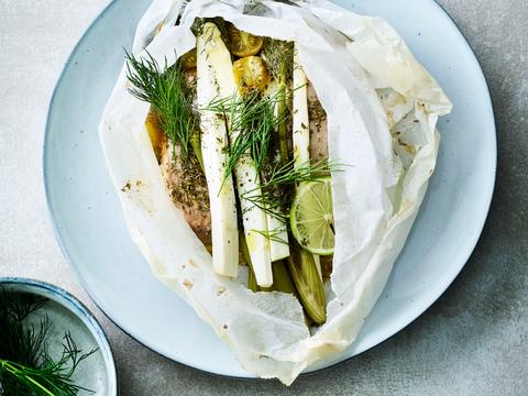 Papillot met zalm, asperges en venkel