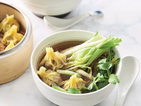 Wontonsoep met sojascheuten en paksoi