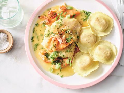 Langzaam gegaarde vis met sinaasappel en pasta