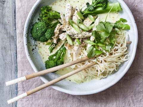 Curry van kip met broccolini