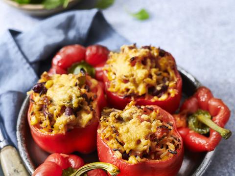 Gevulde paprika's met chili-rijst en cheddar