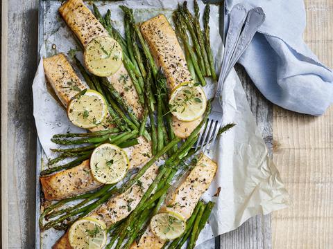 Zalm met citroen en groene asperges