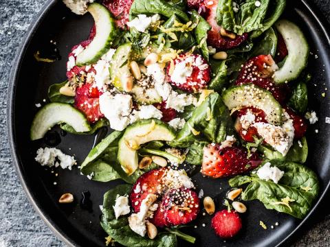 Salade aux fraises, épinards et feta