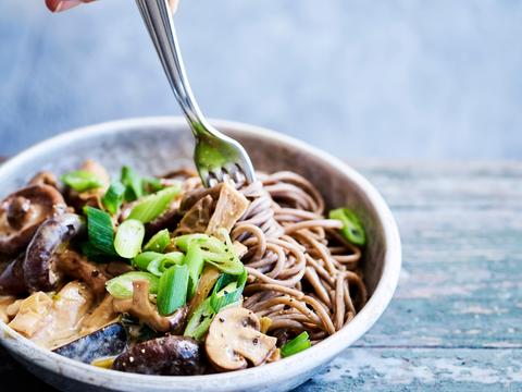 Curry van sobanoedels en oesterzwammen