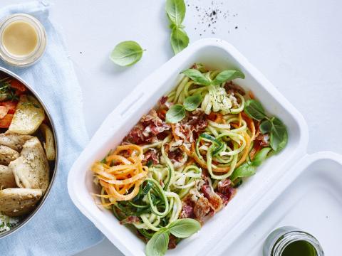 Spaghettis de légumes, pancetta et huile au persil