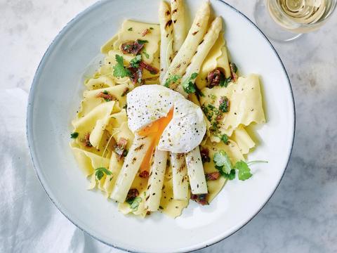 Pappardelle met asperges, ansjovis en gepocheerd ei