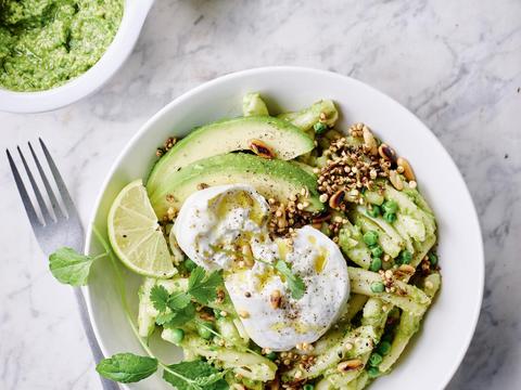 Casarecce met avocado-erwtjespesto en burrata