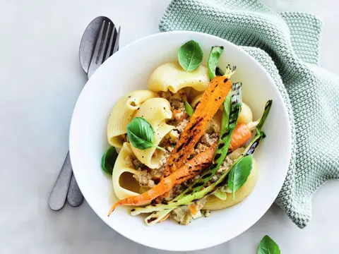 Pastaschelpen met gegrilde wortelen en kalfsgehakt