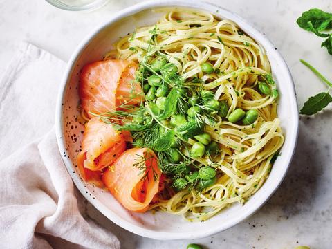Linguine met kruidenolie, tuinbonen en gerookte zalm