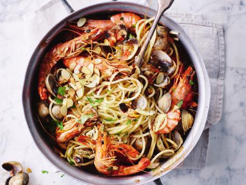Spaghetti met zeevruchten en chorizo