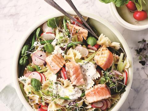 Pastasalade met zalm 'mi-cuit'