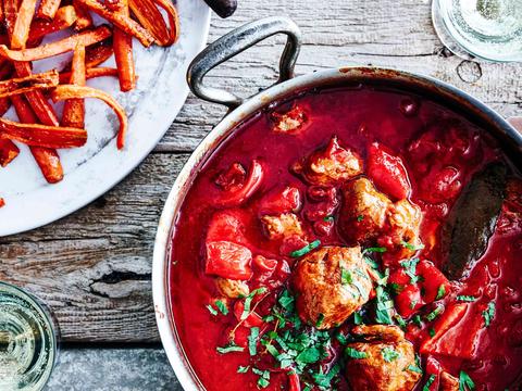 Kalkoenstoofpot met paprika en wortelfrietjes