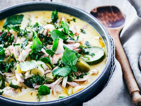 Waterzooi van kip, courgette en waterkers met kruidenolie
