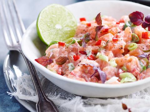 Zalmtartaar met kokosmelk en chili