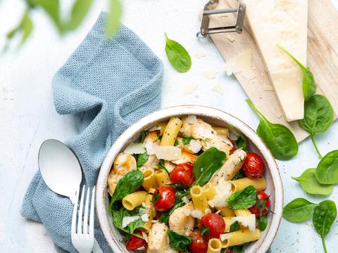 Rigatoni met jonge spinazie, tomaat en gebakken kip