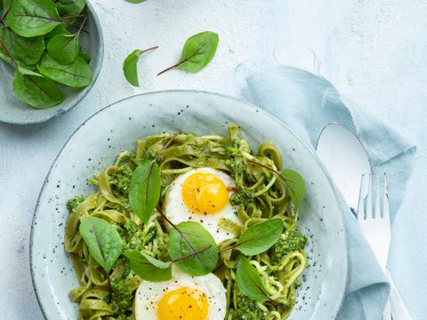 Tagliatelle met pesto en spiegeleitjes