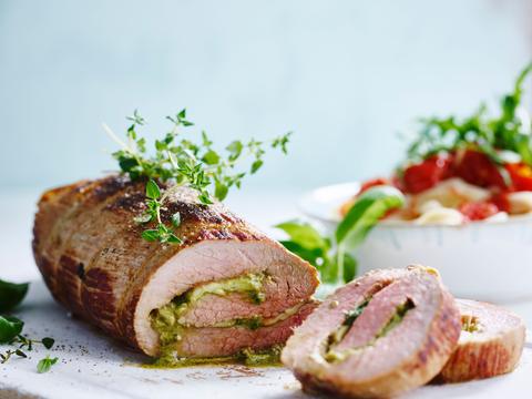 Gevulde kalfsrollade met pesto en mozzarella