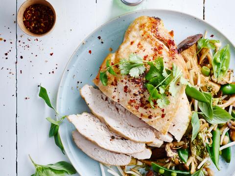Gelakt kalkoengebraad met Oosterse salade