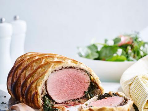 Beef Wellington met spinaziesalade