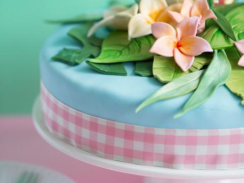 Biscuittaart met exotische bloemen van rolfondant