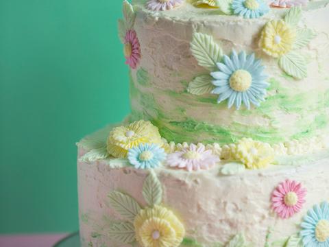 Biscuittaart met margrietjes van suikerfondant