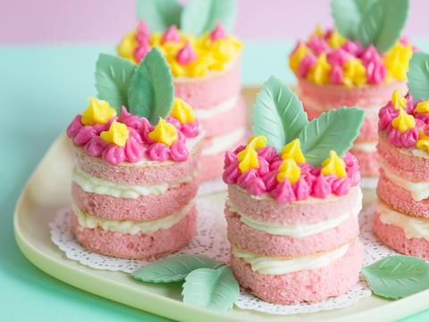 Biscuittaartjes met mini-roosjes van frosting