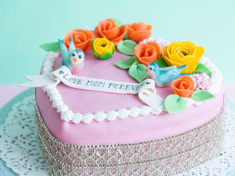 Biscuittaart met rozen van marsepein