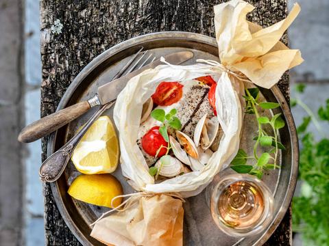 Vis in papillot met kerstomaten en schelpjes